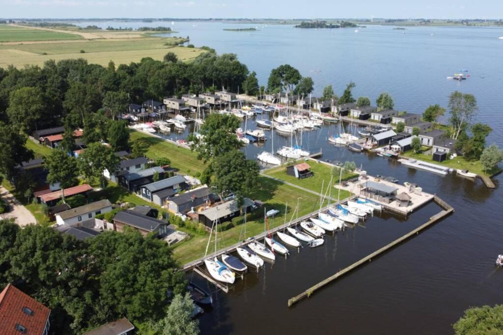 Modern Tiny House Op Rustig Watersportpark Villa Elahuizen Exteriör bild